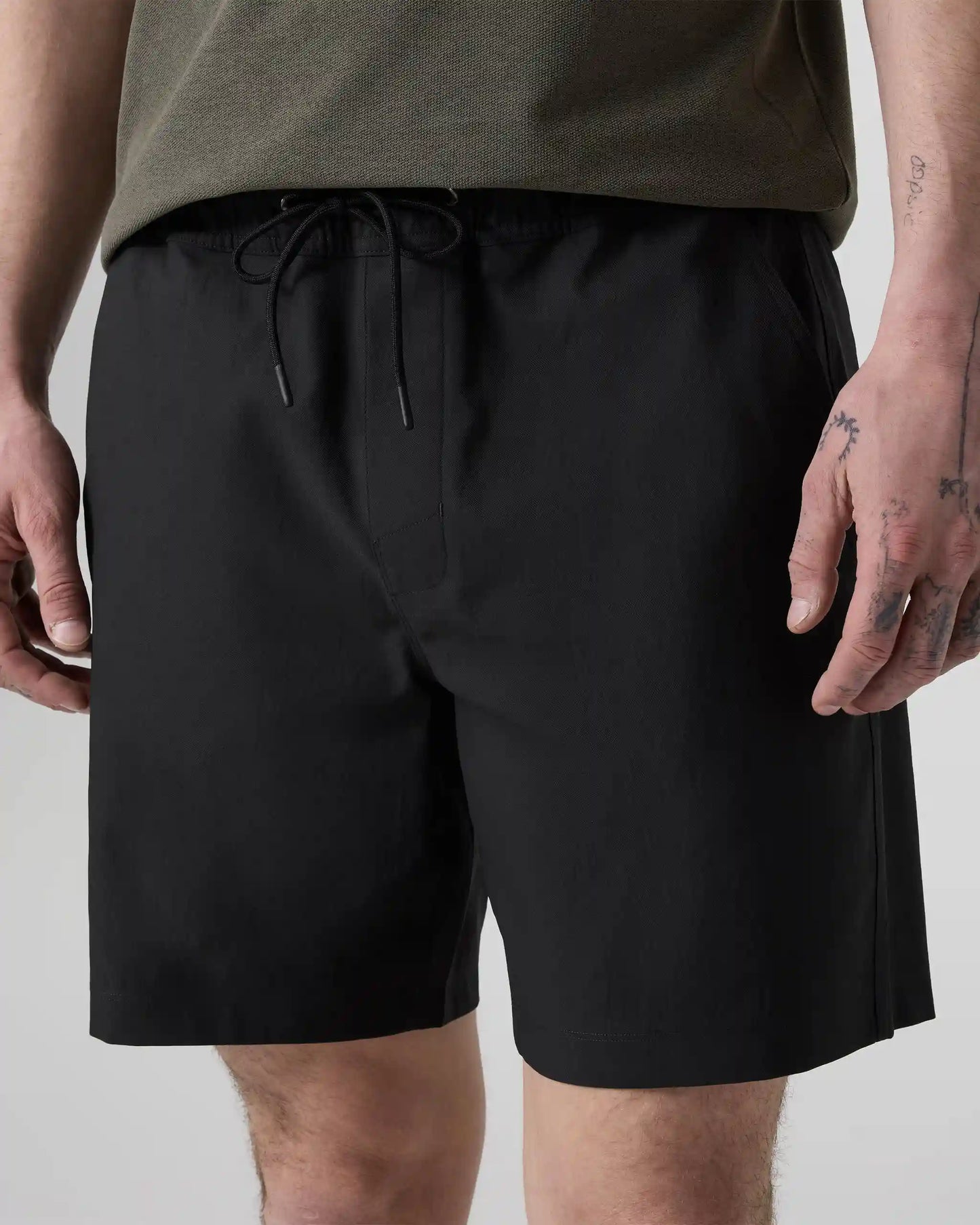 Cascade Crinkle Elastic Waist Short 8" | Black