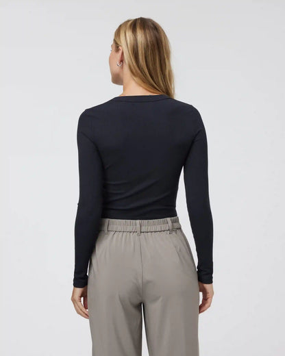 Long Sleeve Pose Scoop Tee | Black